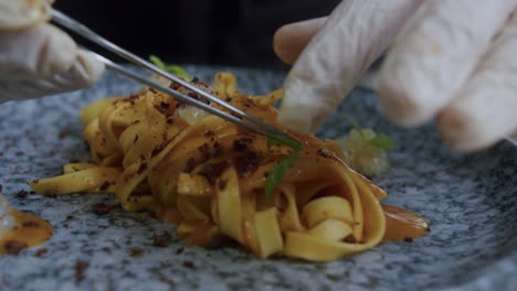 un chef profesional en italia está preparando un plato de pasta y gambas en su cocina - 01