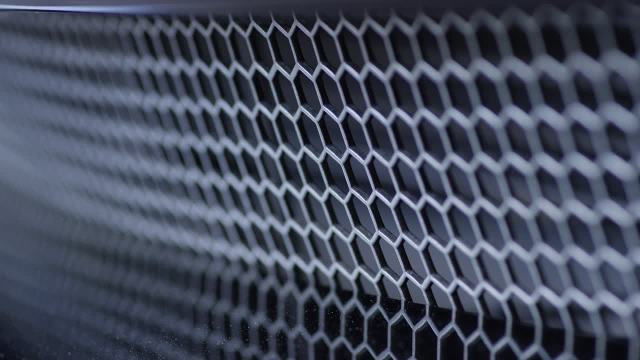 포커스 풀이 있는 스포츠카 그릴의 극단적인 클로즈업