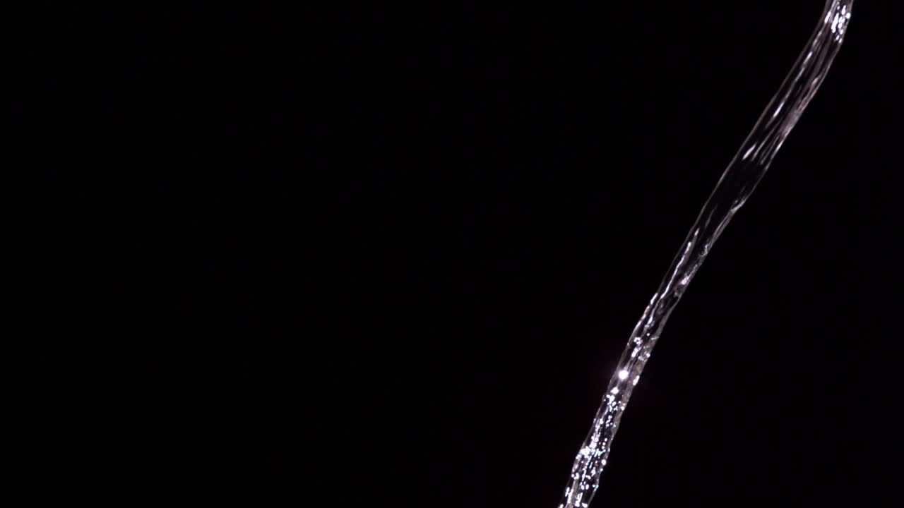 검은 바탕에 물이 뛰어다니고