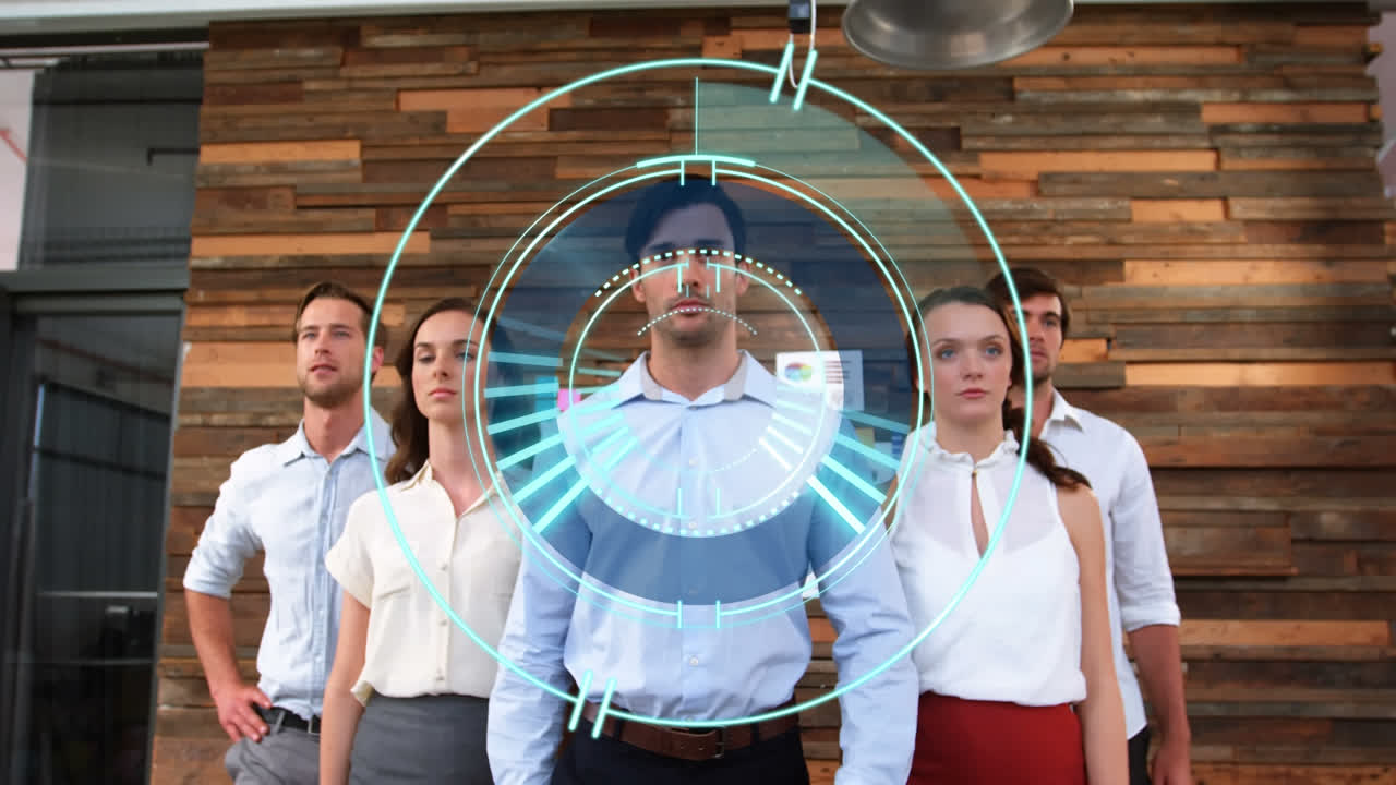 animación del círculo de procesamiento sobre colegas de negocios caucásicos masculinos y femeninos caminando en la oficina