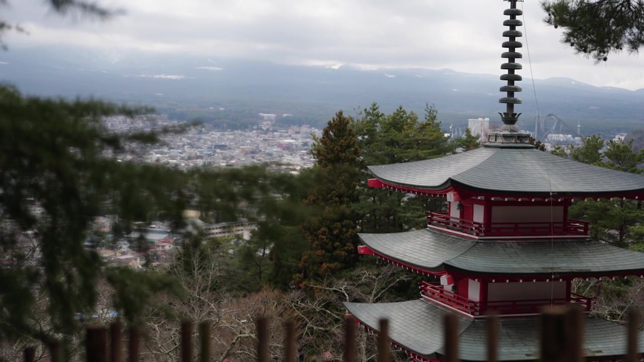 Chureito Pagoda med røde etagede tage og spir med udsigt over Fujiyoshida bybillede og bjerge.