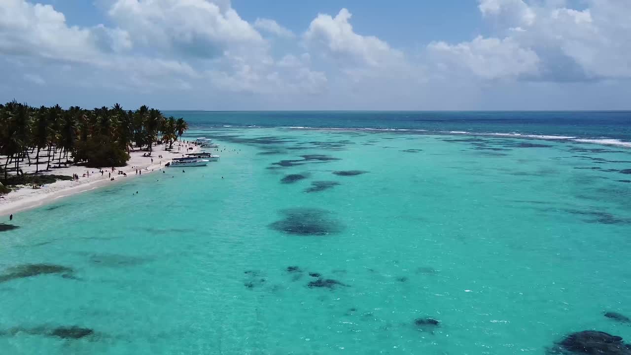 Incredibile immagine aerea con drone della spiaggia di mare