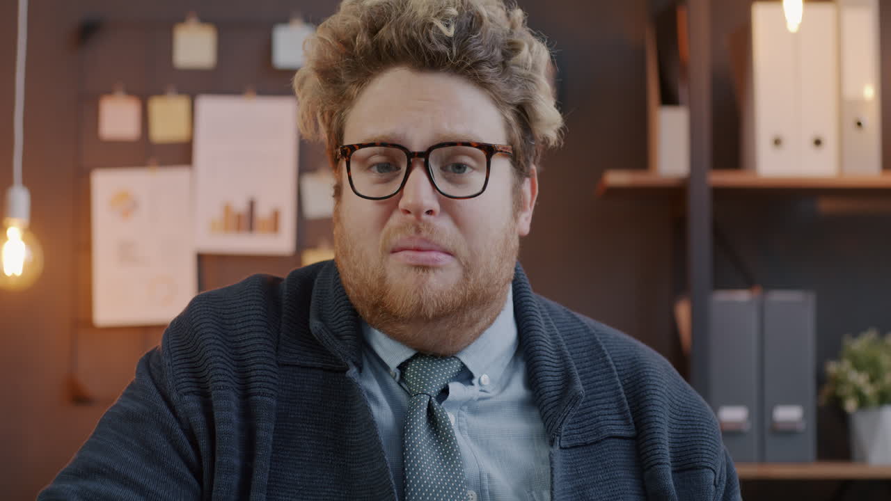 hombre en la oficina