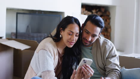 Pareja-Feliz,-Bienes-Raíces-Y-Selfie-En-Redes-Sociales