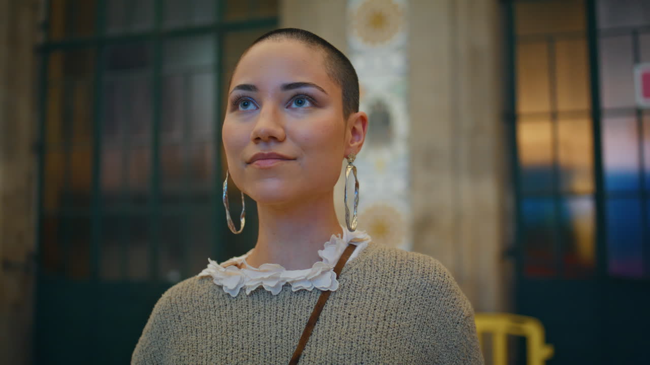 mujer mirando hacia arriba en un entorno urbano
