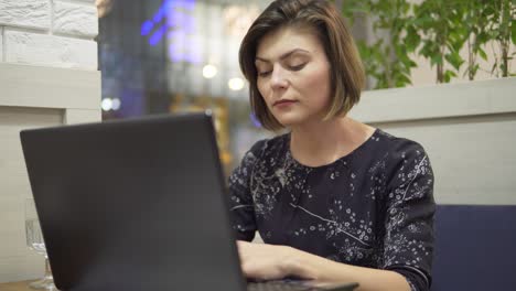 Frau-Arbeitet-In-Ihrer-Pause-An-Ihrem-Laptop