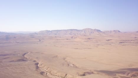 toma aérea del cráter mitzpe ramon en el desierto de negev
