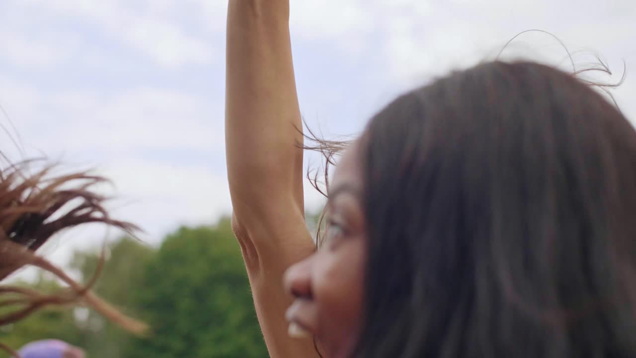 amigos divirtiéndose durante el festival de música