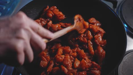 cocinar deliciosa pechuga de pollo en una sartén para una receta baja en calorías