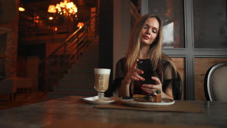 Manos-De-Mujer-Tomando-Fotos-De-Comida-Por-Teléfono-Móvil.-Fotografía-De-Comida.-Desayuno-Delicioso.