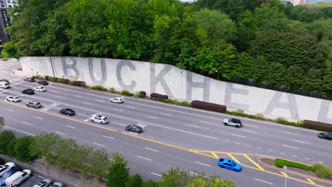 Tráfico-En-La-Carretera-En-El-Distrito-De-Buckhead,-Atlanta,-Georgia