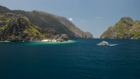 vuelo aéreo sobre un bote de balancín con turistas que van en un tour de snorkel