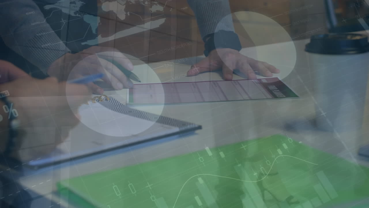 animación del procesamiento de datos financieros sobre la gente de negocios que trabaja