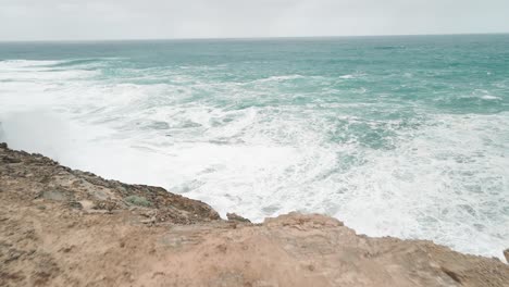 vista aérea delantera de las mareas altas que golpean la costa de cabo bridgewater en australia