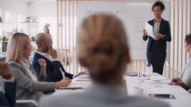 chef d'équipe femme d'affaires professionnelle rencontre avec des collègues partageant des idées créatives pour un projet de démarrage discutant de la stratégie de l'entreprise dans une présentation au bureau