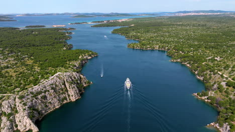 Luftaufnahme-Des-Anthony-Kanals-Mit-Fähre,-Die-Die-Bucht-Von-Sibenik-Und-Die-Adria-In-Kroatien-Verbindet