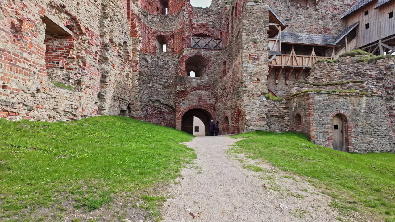 pov disparado mientras entraba en el museo del castillo de bauska en letonia en un día soleado