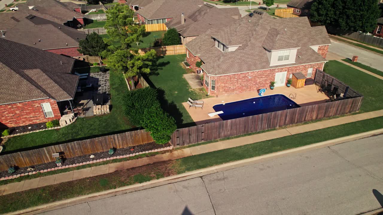 casas suburbanas con piscinas