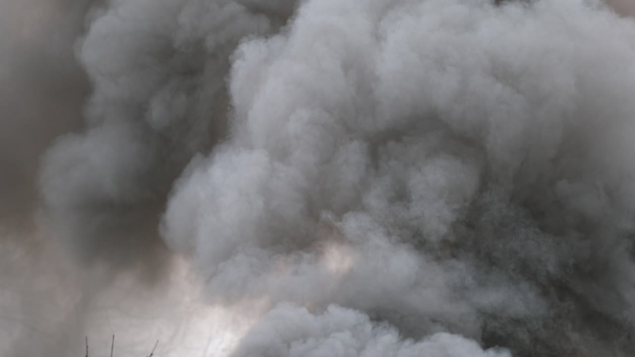 4k 화재 두꺼운 연기가 불타는 firepit 비행기 추락에서 부풀어