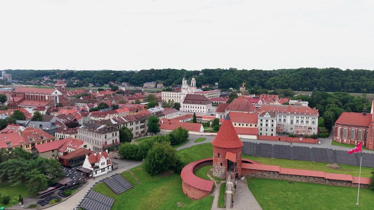 Magnifiques images aériennes diurnes de la vieille ville de Kaunas et du château historique de Kaunas avec ses toits rouges, ses tours médiévales, ses parcs verdoyants et son paysage urbain, filmées sous une lumière naturelle douce et uniforme