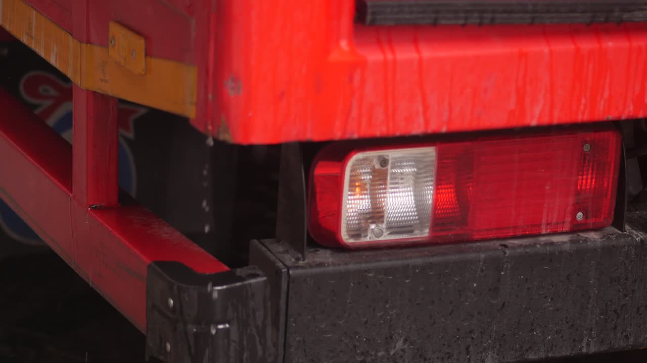 빨간색 트럭 뒷등의 클로즈업