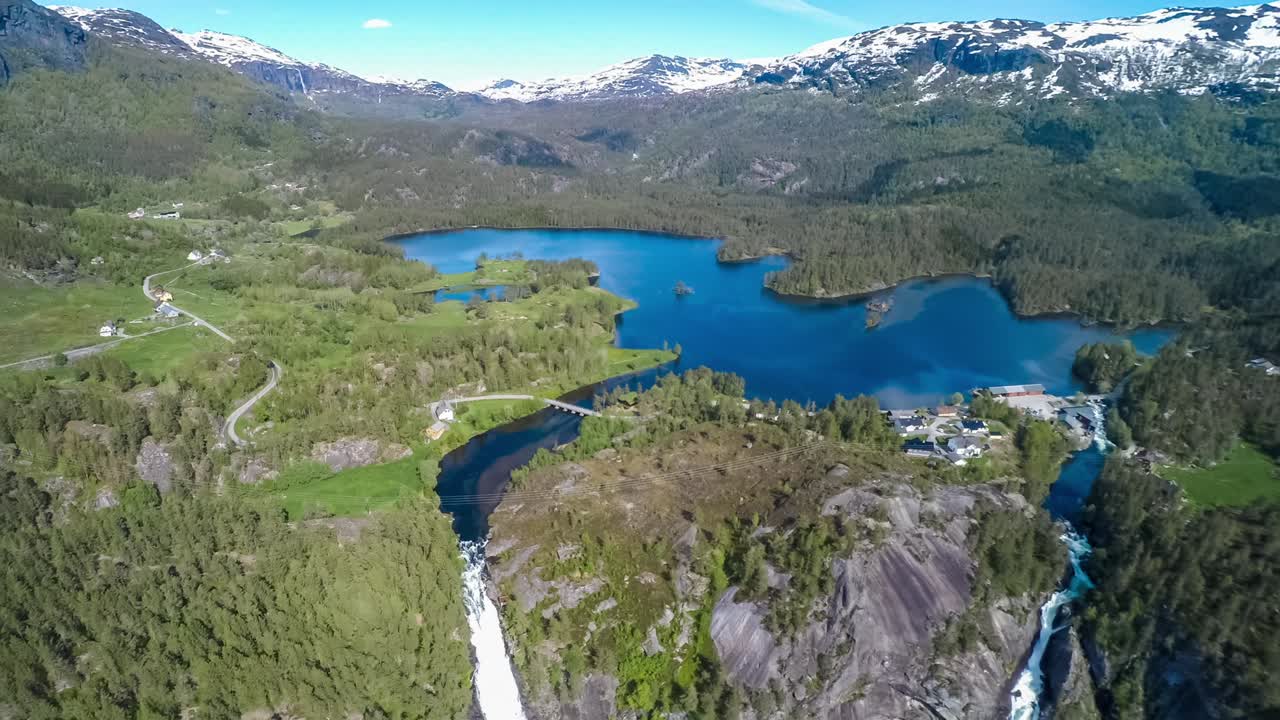 imágenes aéreas de la cascada de latefossen en noruega