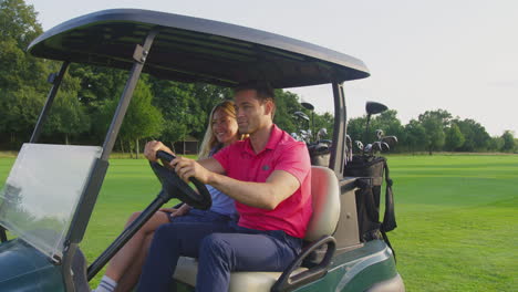 Pareja-Conduciendo-Buggy-Jugando-Al-Golf-Juntos