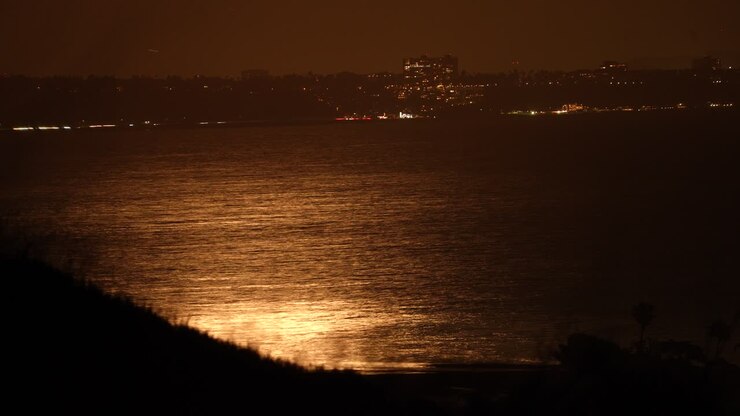 Baia di Santa Monica illuminata dalla luce della luna a Los Angeles.