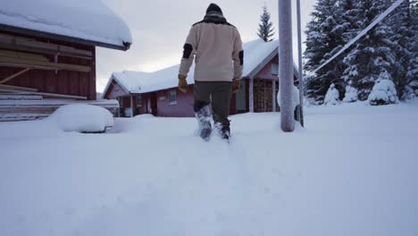 Hombre-Caminando-Al-Aire-Libre-En-La-Nieve-Profunda-Del-Invierno-En-Indre-Fosen,-Noruega---Ancho