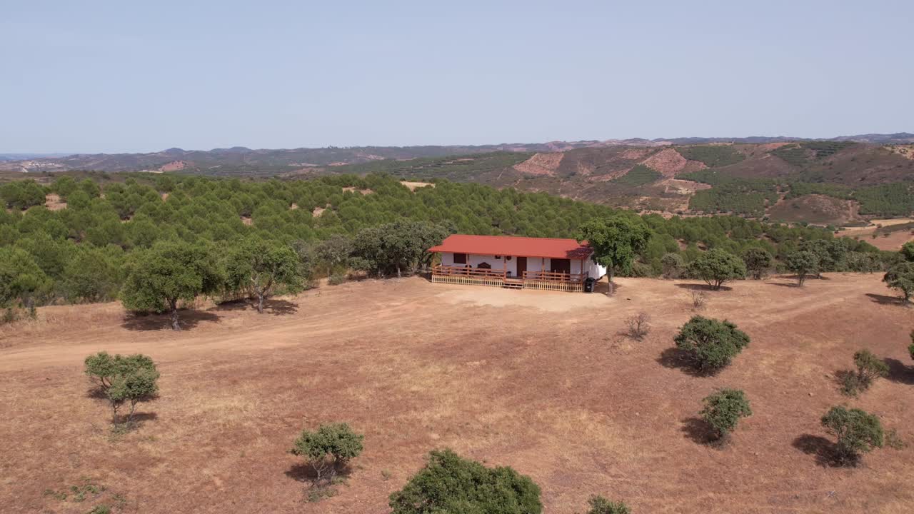 retirada de la típica casa de campo de madera en el paisaje rural, alentejo
