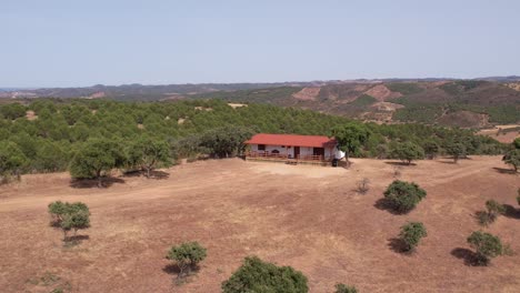 Rückzug-Von-Einem-Typischen-Bauernhaus-Aus-Holz-In-Ländlicher-Landschaft,-Alentejo