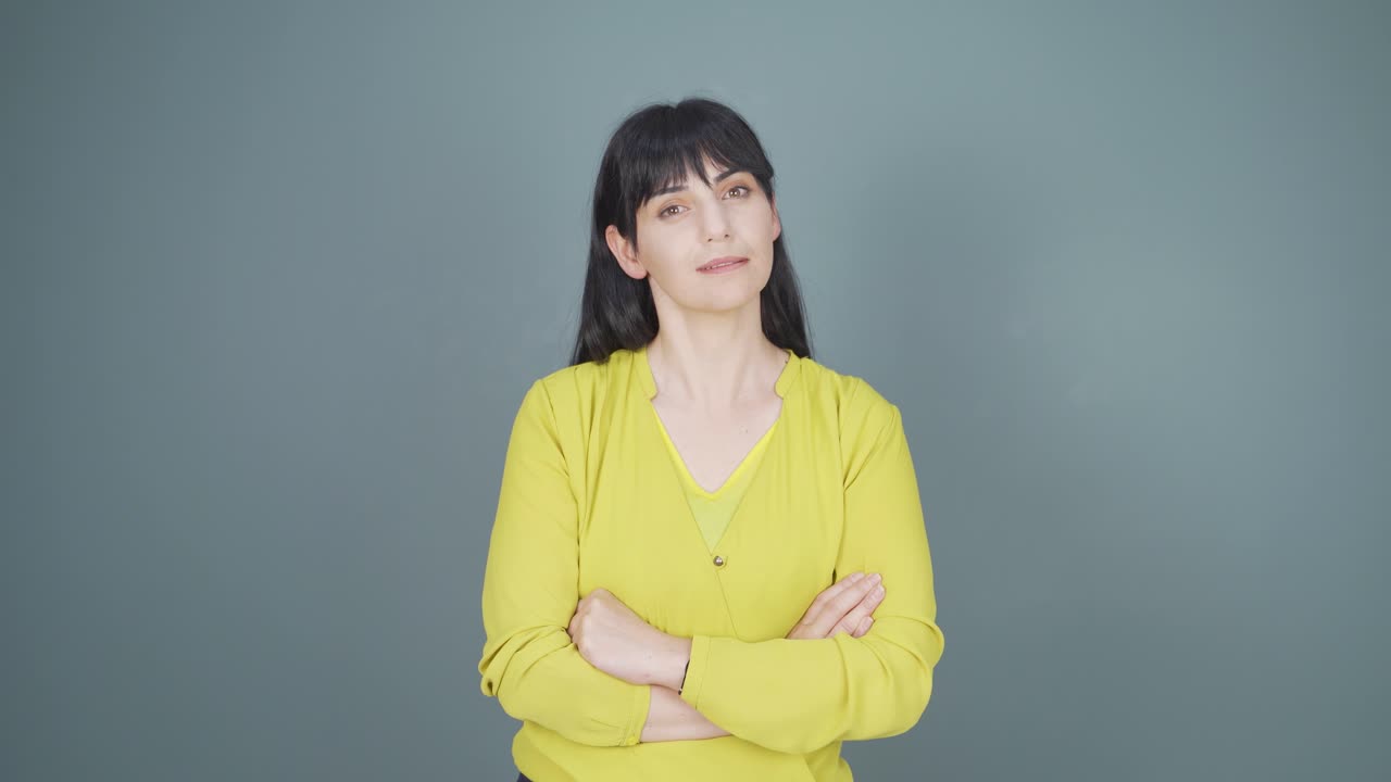 그녀가 들은 뉴스를 좋아하고 승인한 여성.