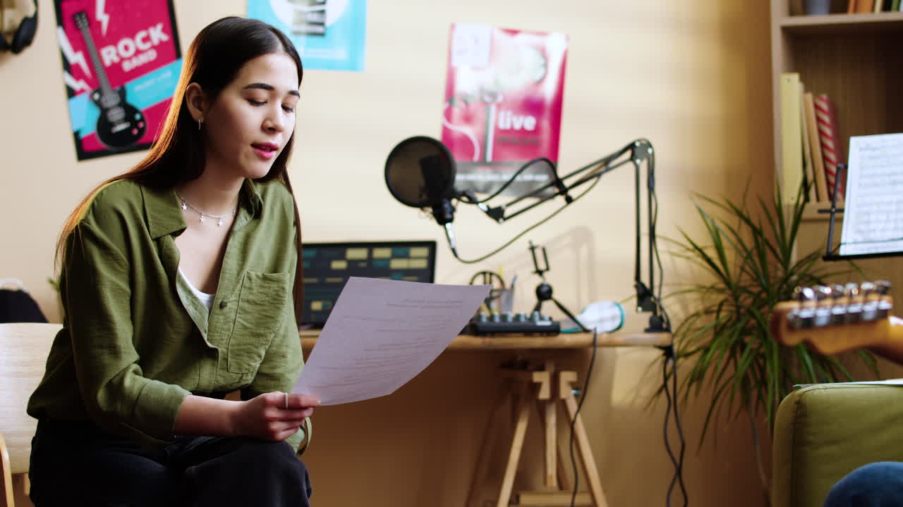 두 친구 가 음악 을 연주 하고 있다