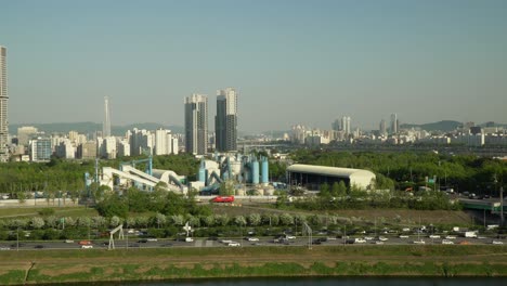 Tagsüber-Verkehr-In-Seoul-In-Der-Nähe-Von-Ssangyong-Zement-Gongeopseong-Sudong-Fabrik,-Hanwha-Galleria-Pore,-Acro-Seoul-Forest