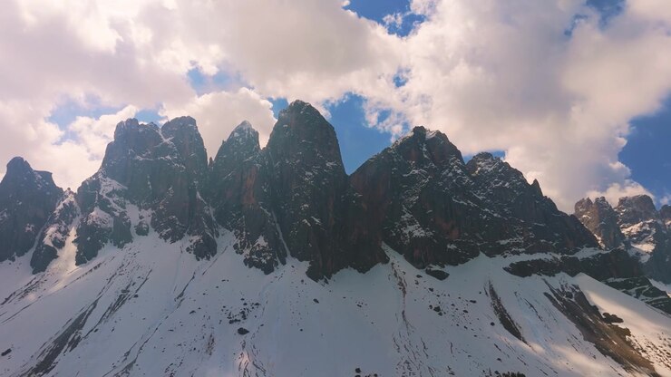 Le famose guglie delle Odle all'interno del Parco Naturale Puez-Odle. Volo orbitale sulle Dolomiti, Italia.