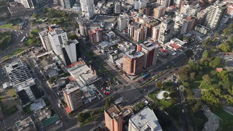 drone video vista aérea imágenes de quito amanecer temprano ciudad capital de ecuador la carolina parque tráfico catedral metropolitana de quito horizonte sudamericano