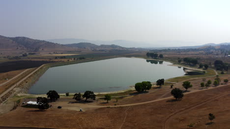 In-Tehachapi-Am-Rande-Der-Mojave-wüste-Werden-Wasserreserven-Für-Die-Dürre-Und-Die-Trockenzeit-Gespart