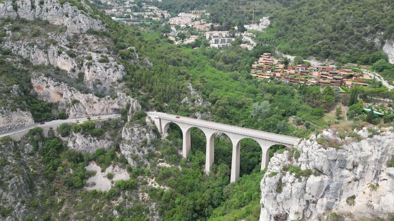 프랑스 에제 도로 다리 드론, 항공기