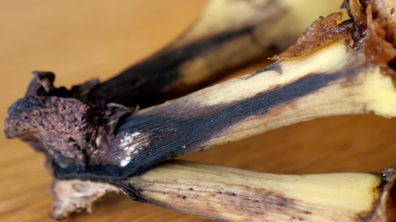 Banana biologica marrone marcia in primo piano, un grande spreco di cibo.
