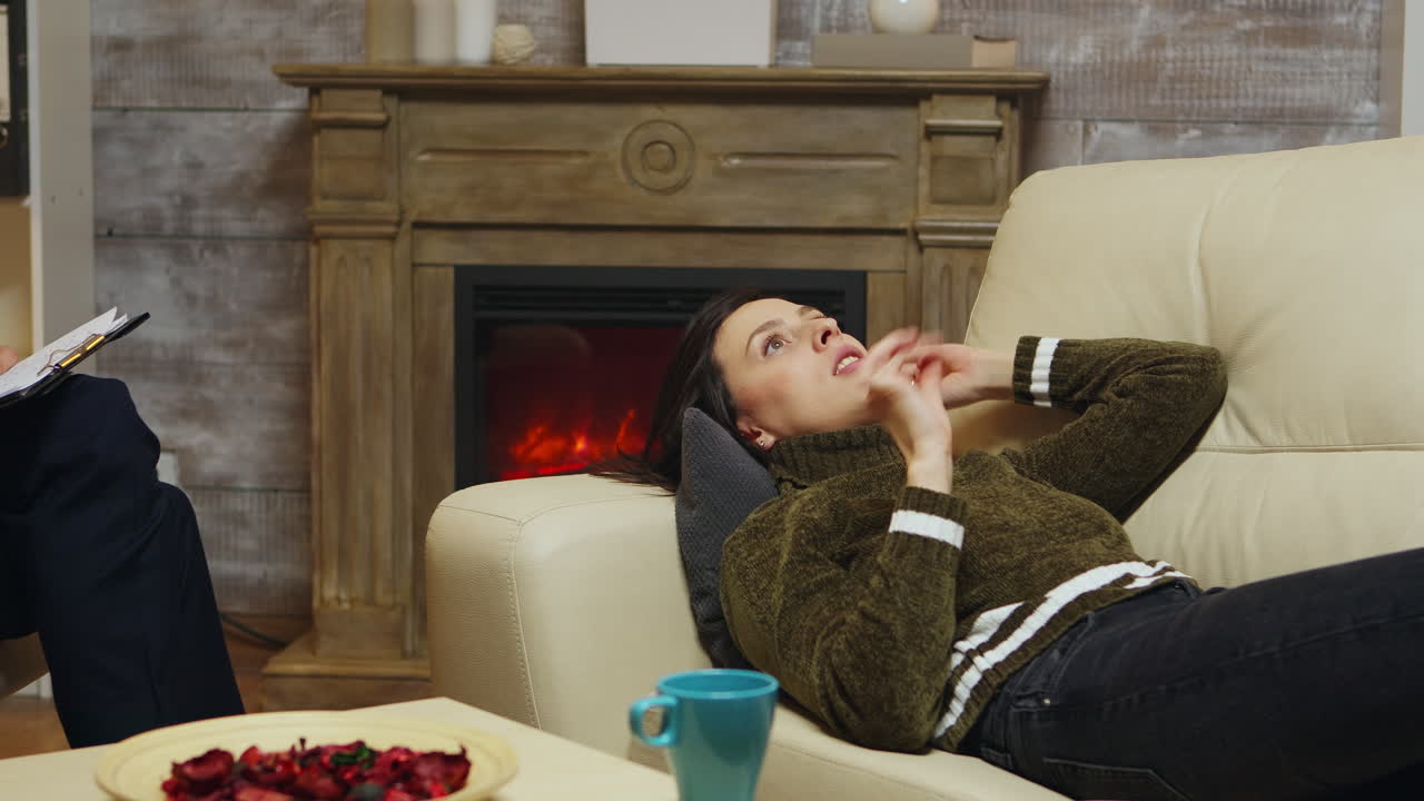 소파에 누워있는 관계 전문가의 여성