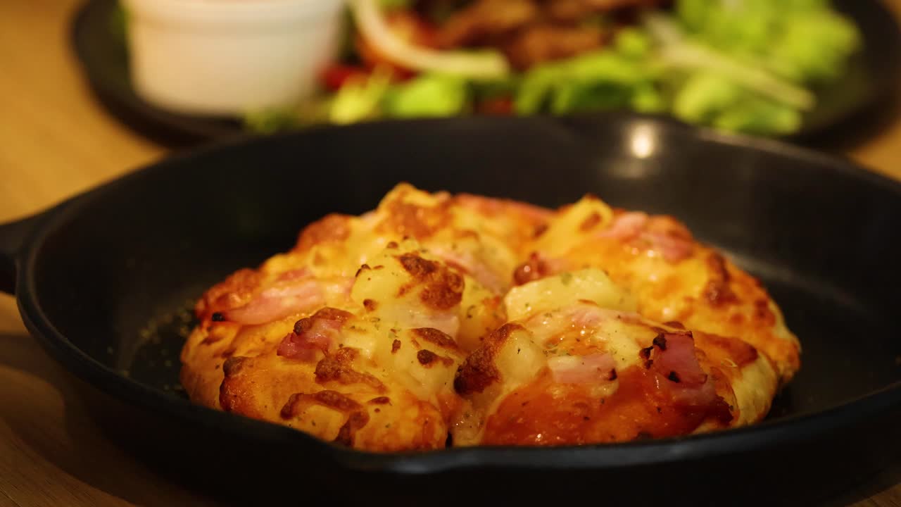 주조 철 비 에 들어 있는 하와이 피자