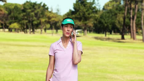 Golfspielerin-Telefoniert-Beim-Golfspielen