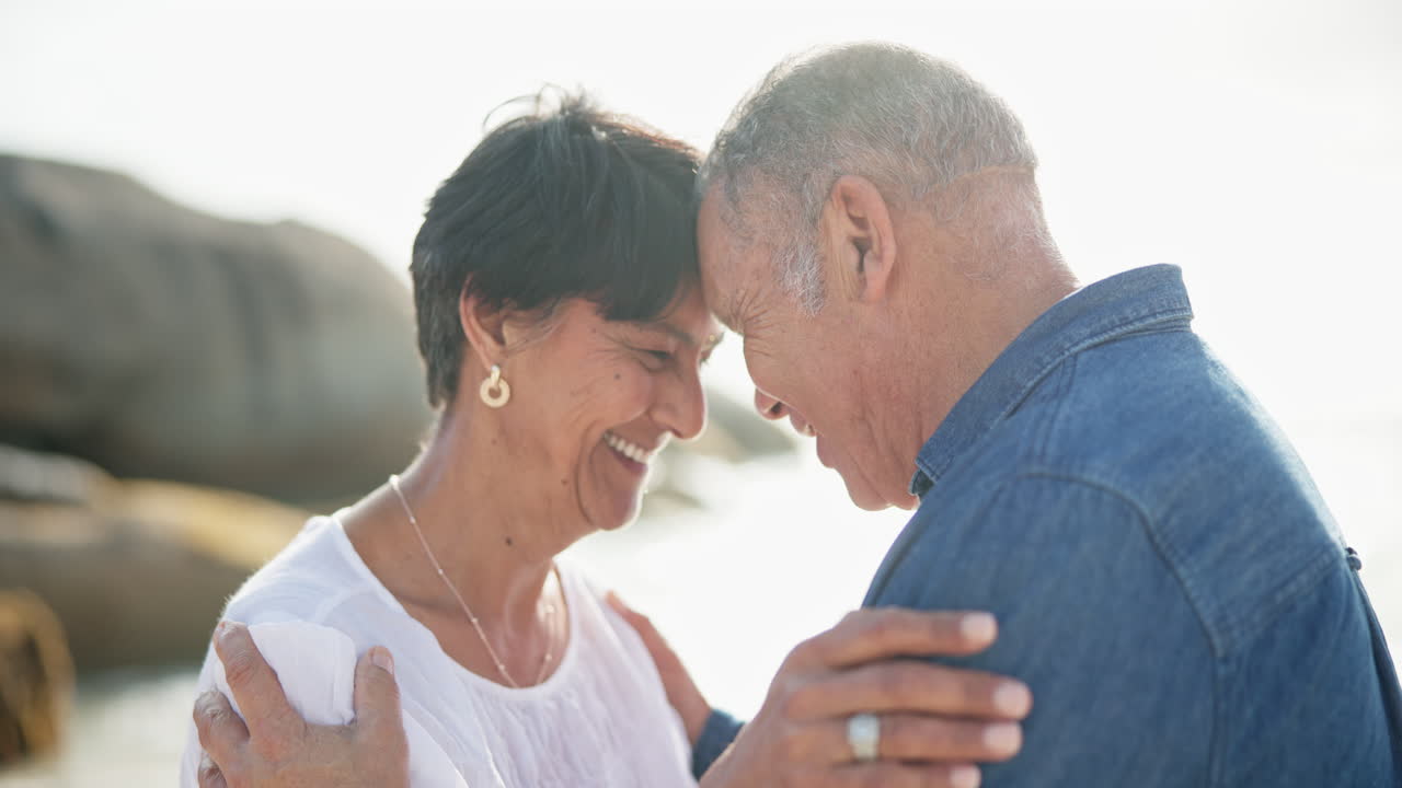 una pareja de ancianos cariñosos en la playa.