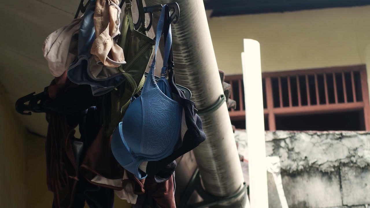 Roupa íntima sendo seca durante o dia.