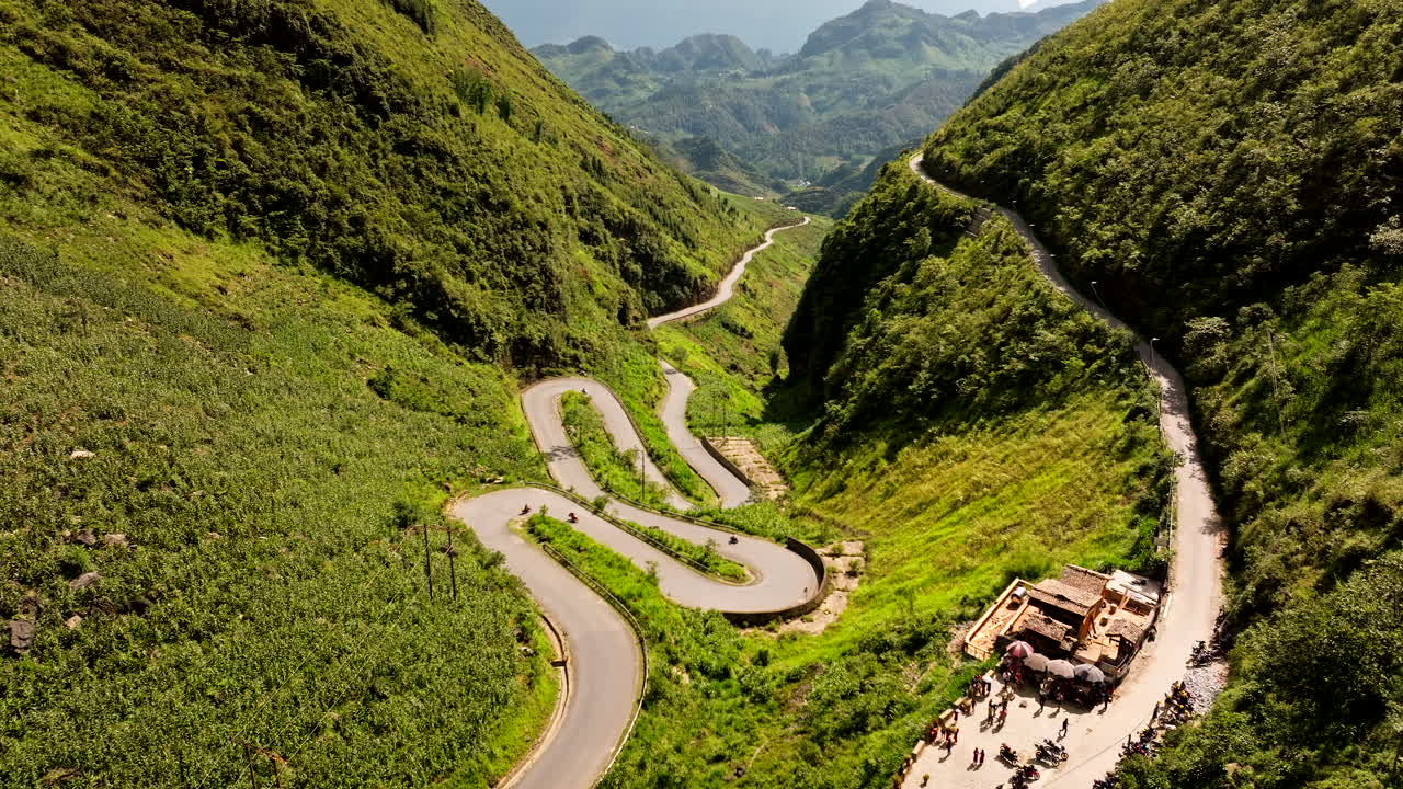 vista de avión no tripulado de ha giang loop serpenteando por el paso de tham ma famoso por los recorridos en motocicleta