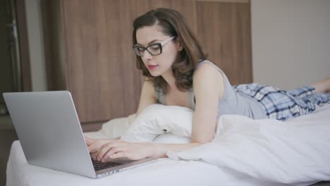 Woman-in-pajamas-using-laptop