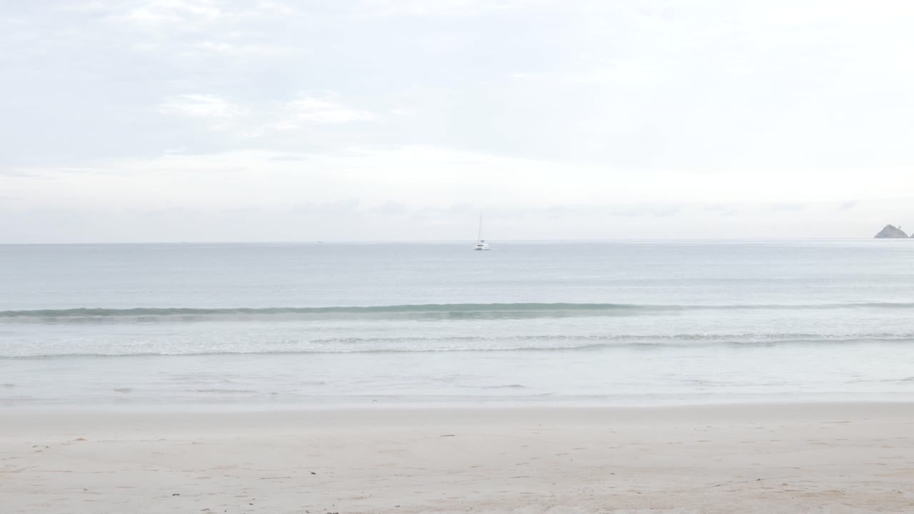 녹색 파란색 바다와 하얀 모래 해변