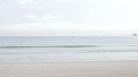 Weißer-Sandstrand-Mit-Grünblauem-Meer