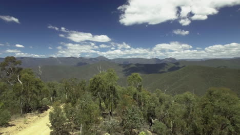 Toma-Aérea-Volando-Hacia-Las-Montañas-Del-País-Alto-Victoriano,-Australia