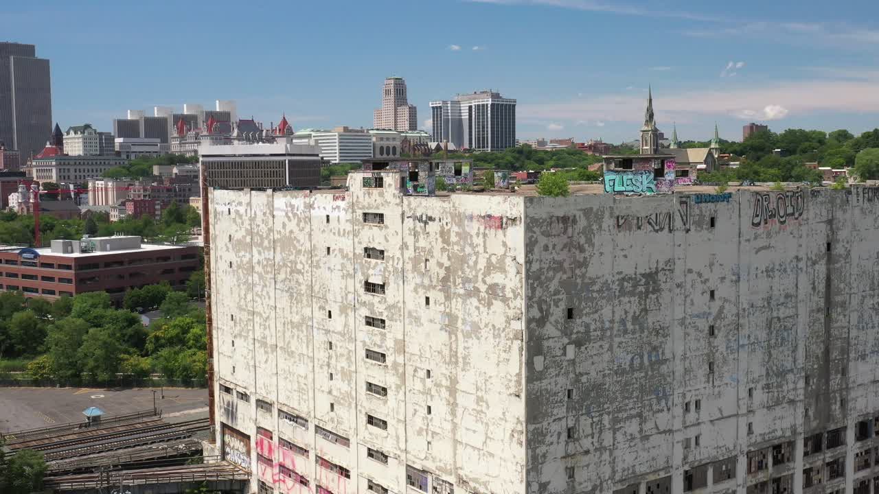 edificio abandonado en albany, nueva york con video de drones moviéndose hacia abajo
